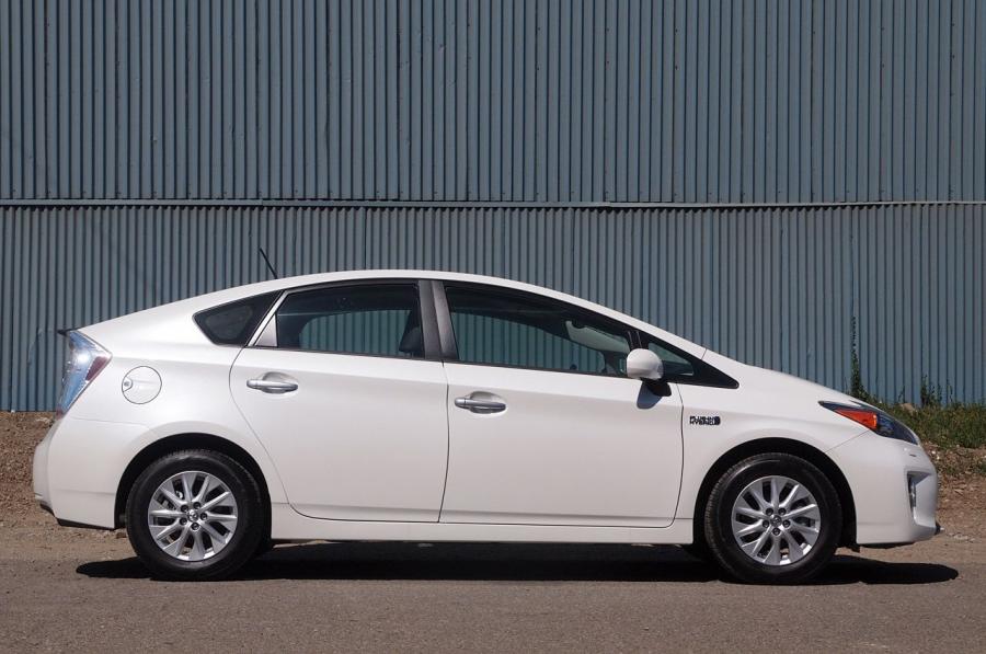  Toyota Prius Plug-In Hybrid 2012 года  (фото 41 из 75)
